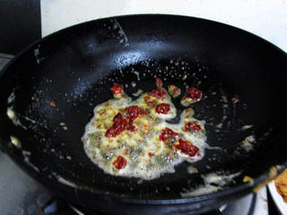 鱼香脆皮豆腐,锅中留底油，下入郫县辣酱小火炒出红油。