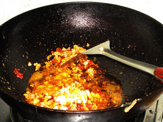 鱼香脆皮豆腐,加入葱姜蒜炒香。