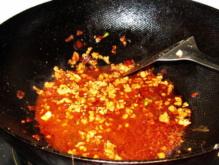 鱼香脆皮豆腐,烧至2分钟。后勾入薄芡后烧至汤汁浓缩。