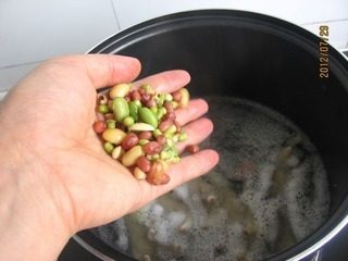憨豆凤爪,当水烧开时，加入豆类。