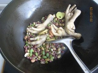 憨豆凤爪,放入鸡爪与豆豆一起同炒。