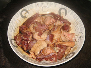 子姜焖鸭,将鸭子斩件，用生抽、盐、蚝油、糖、生粉腌制一会儿。
