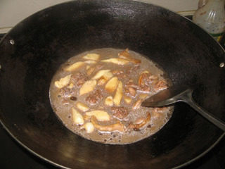 子姜焖鸭,沿着锅边炝入料酒，加入子姜片，加水至盖过材料，大火烧开，文火炖至鸭肉软糯。