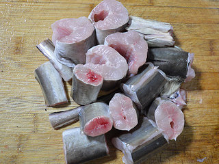 红烧鳝鱼,清洗干净后切成小段。
