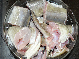 红烧鳝鱼,加少量盐和米酒腌制一小时左右.