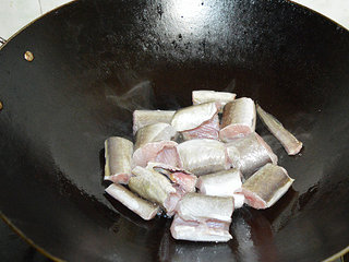 红烧鳝鱼,锅里加适量油，把鱼块放进小火煎。