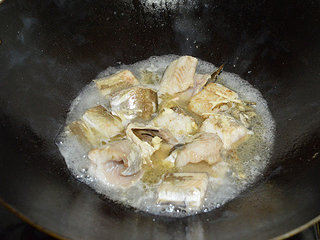 红烧鳝鱼,接着加入适量水（水量与鱼块持平）。