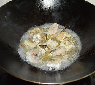 红烧鳝鱼,接着加入适量水（水量与鱼块持平）。