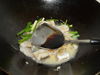 红烧鳝鱼,水将干时加入适量酱油调味，撒上葱段便可。