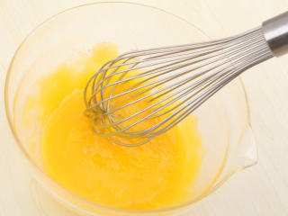 南瓜戚风 ,蛋黄用手动打蛋器打至浓稠。