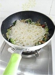 蔬菜炒面,将沥水的面条放入，锅子转成大火，用筷子将面条和蔬菜翻炒均匀