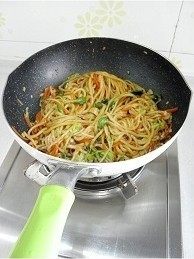 蔬菜炒面,用筷子迅速的将面条和蔬菜翻炒，使料汁均匀的裹在面条上