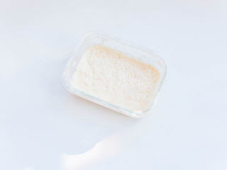 超有料小包,波兰酵头前夜将高粉牛奶酵母混合后，放在冰箱中发酵，第二日取出直接用（图中是发酵完成的状态）