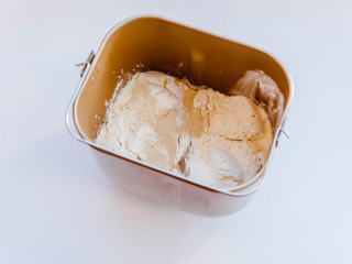 超有料小包,将酵头及原料B中黄油以外的所有原料放入面包机桶内，开启揉面模式20分钟