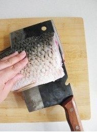 水煮鱼,用刀贴着鱼脊骨将一侧的鱼肉片下来