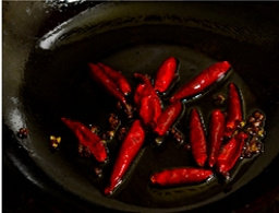 油淋腰花,腌腰花时，炒锅里放2汤匙油，油热后下花椒，下干辣椒小火炒到辣椒颜色变深壳变硬马上捞出。