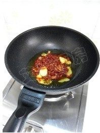 水煮鱼,重新起锅，放入郫县豆瓣酱和姜片，小火炒出红油
