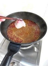水煮鱼,将火调至中火，用筷子将鱼片下入锅中，保持中火