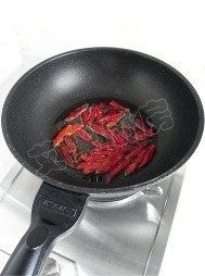 水煮鱼,将干辣椒麻椒粒和热油一起淋在鱼片上