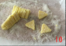 香草冰曲奇,将饼干切成5mm厚度的三角形饼干，截面一样放砂糖里面滚滚，沾上砂糖