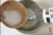 香葱蛋糕卷,打至粗泡后，分次加入细砂糖