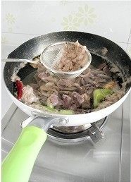 糟卤鸡胗,锅子烧开后转小火，用勺子将浮沫撇净