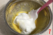 香葱蛋糕卷,分次将打发好的蛋白加入蛋黄糊中，搅拌均匀