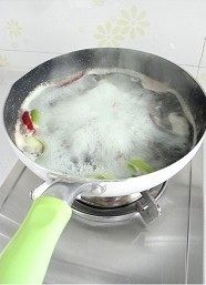 糟卤鸡胗,浮沫撇净后，转大火煮5分钟，煮好的鸡胗捞出，将葱姜蒜等挑拣出去