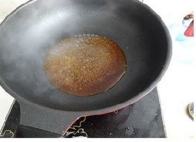 蒜蓉粉丝蒸扇贝,蒸鱼豉油放入锅中烧开。