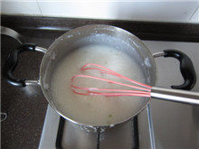 生滚鱼片粥,期间适时用蛋抽使劲搅拌，将大米粒打碎并打出米油；