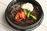 韩式辣牛肉汤,取适量的煮牛肉的汤，里面放入蕨菜，绿豆芽，大葱，青红椒，<a style='color:red;display:inline-block;' href='/shicai/ 3738'>芝麻油</a>，韩式辣酱。