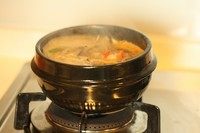 韩式辣牛肉汤,煮开，各种材料煮八成熟，再放入牛肉丝继续煮5分钟。