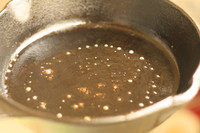 奇异果佐软可丽饼,（我用内径16cm的铸铁平底锅，此份量的面糊可以做5-6张左右的软可丽饼）平底锅加热抹油。