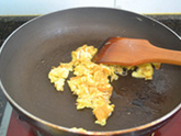 培根炒饭,炒锅下油，先把鸡蛋炒熟，盛出。