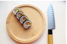 紫菜包饭,用寿司刀沾清水切开，即可食用