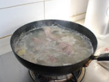 玉米胡萝卜猪骨汤,大骨头先冷水洗两遍。而后冷水入锅加姜片和料酒去腥汆水。