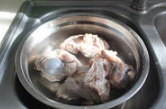 玉米胡萝卜猪骨汤,将汆水后的大骨头捞出再用温水清洗干净，控水备用。
