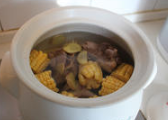 玉米胡萝卜猪骨汤,将大骨头和玉米及姜片一起放入锅内（冷水入锅），加热煮沸后改中火煮约5～8分钟。