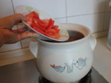 玉米胡萝卜猪骨汤,出锅前根据个人喜好加少许盐调味即可。