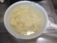 土豆煎蛋饼,切好之后泡在清水里去除淀粉、之后捞起备用