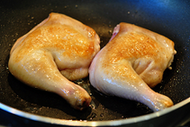 洋葱锅烧鸡腿饭,平底锅加热（不用放油），放入鸡腿煎至两面金黄色，同时也把油分煎出来，捞起备用