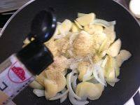 土豆煎蛋饼,中途加些适量的黑胡椒粉和盐巴、炒熟之后冷却。备用