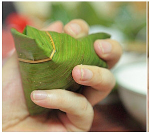 咖喱牛肉粽,再反折成三角形状，尽量用自己的手指捏稳定型
