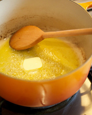 洋葱汤,将橄榄油和黄油在锅中加热，等待略为冒泡