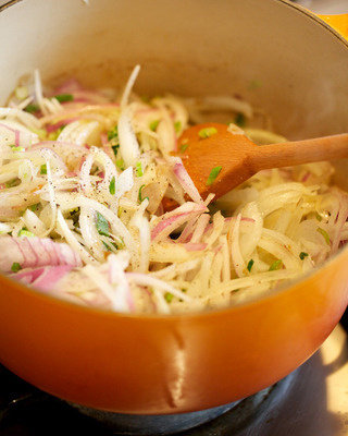 洋葱汤,放入各种洋葱、蒜、一大撮盐，翻炒2min至均匀裹覆脂肪