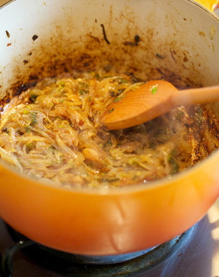 洋葱汤,上盖中小火30分钟，中间每10min搅拌一次。火力不要太大，焦糖色是香甜的，焦糊色就是苦的了。随后撒入面粉、红糖翻炒到均匀裹覆洋葱，约1min