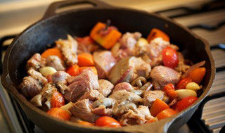 烩烤羊腿肉,倒入高汤、红酒。烤箱预热180度