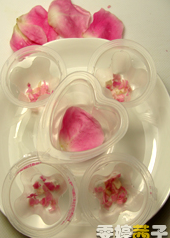 水晶玫瑰胶原蛋白冻,玫瑰花瓣泡入淡盐水浸泡10分钟，切碎放入果冻盒中。