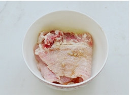 法式蓝带芝心猪排,抓拌均匀，腌制30分钟左右。