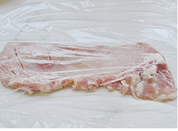 法式蓝带芝心猪排,用肉锤或刀背捶打，使肉更加松软些。